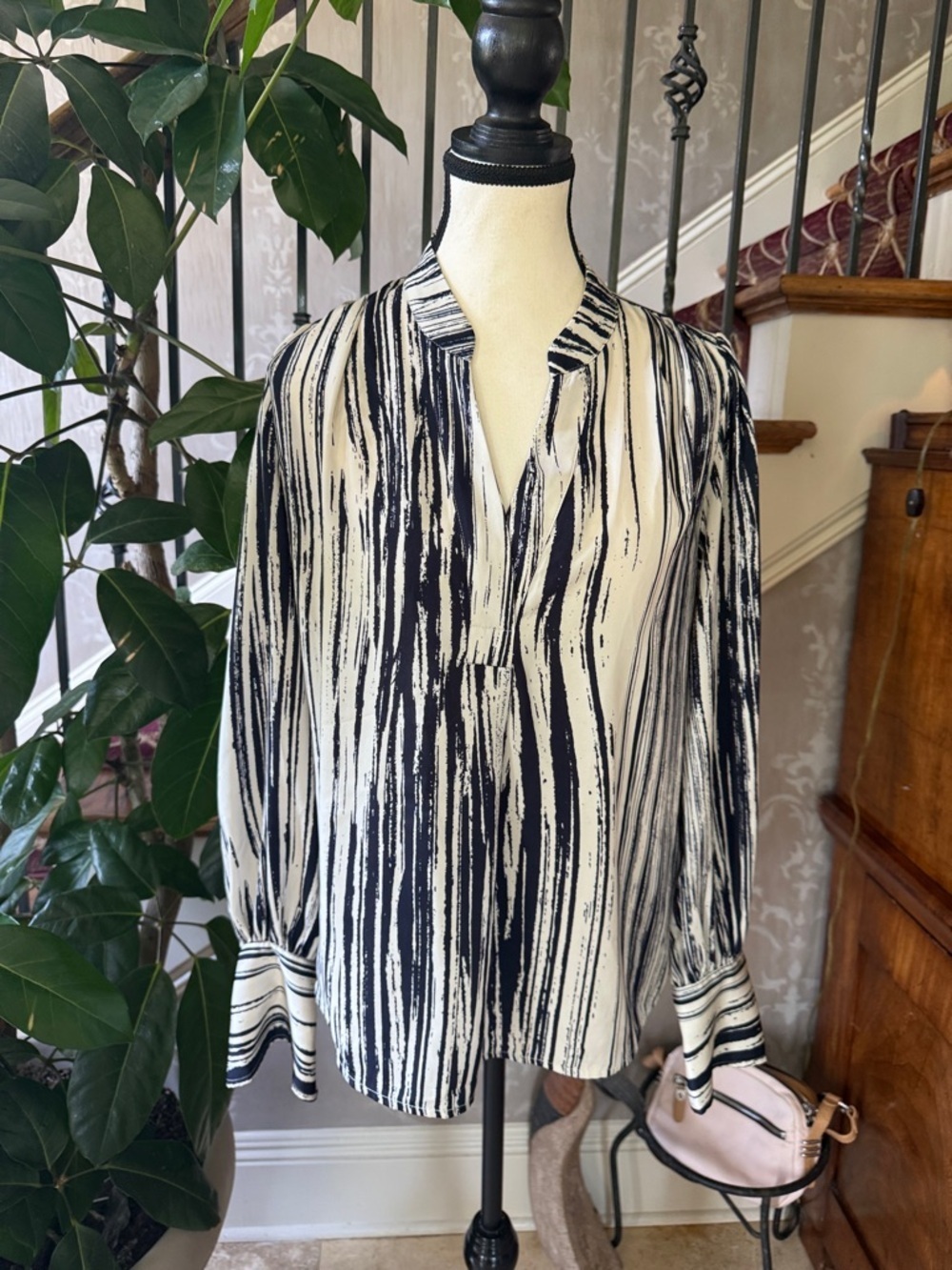 Banana republic ladies, long sleeve small petite blouse excellent condition - Picture 2 of 9